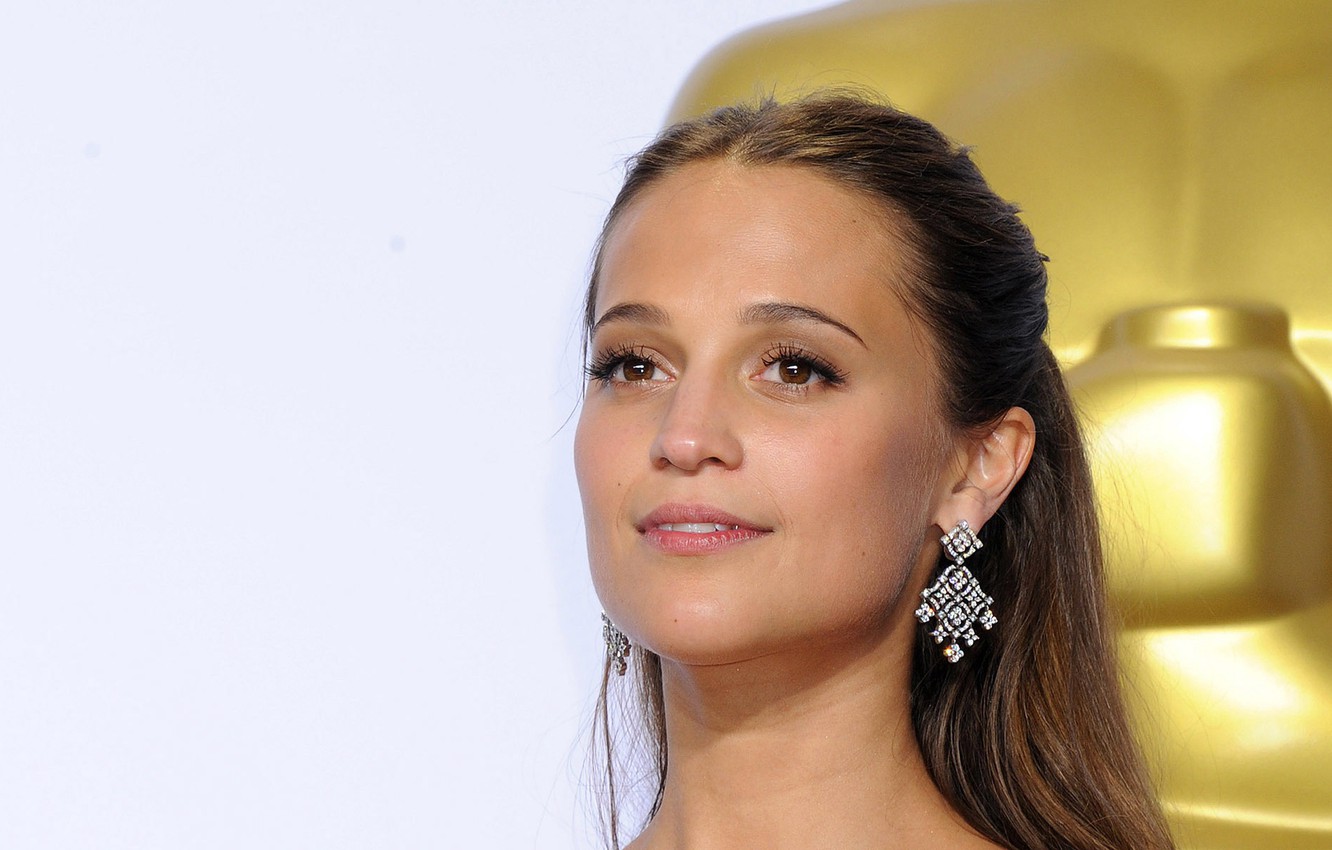 Photo Wallpaper Earrings, Actress, Sweden, The Ceremony, - Alicia Vikander - HD Wallpaper 