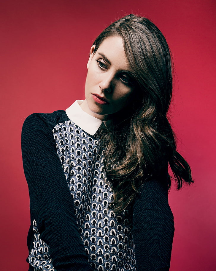Actress, Women, Alison Brie, Simple Background, Red - Photo Shoot - HD Wallpaper 