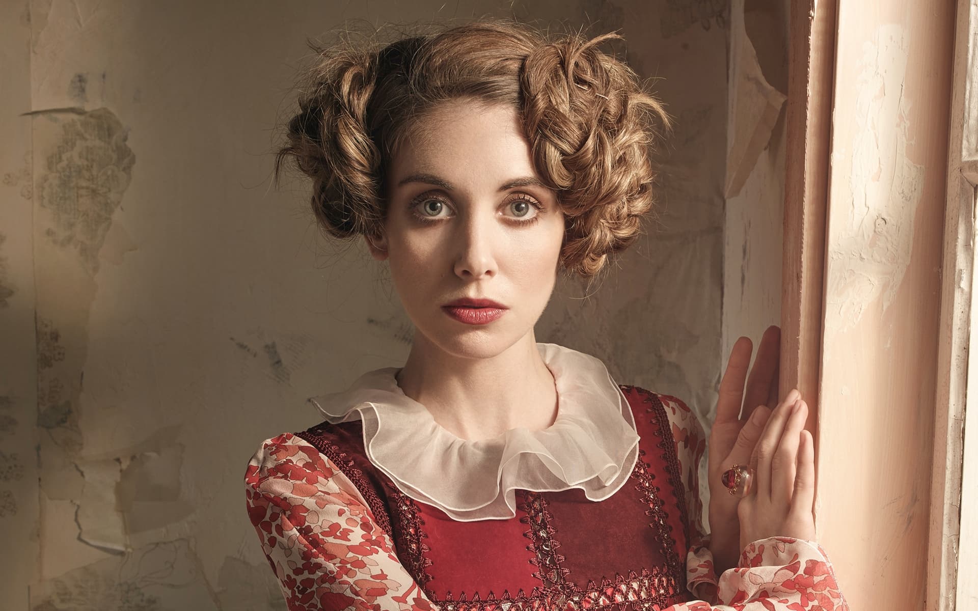 Alison Brie Eyes Wallpaper - Photo Shoot - HD Wallpaper 