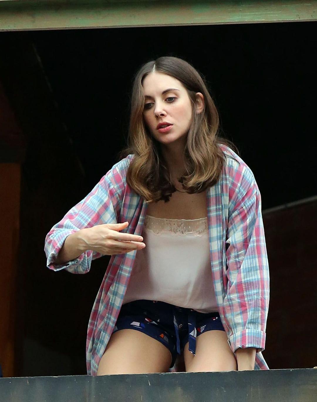 Alison Brie On Set - HD Wallpaper 