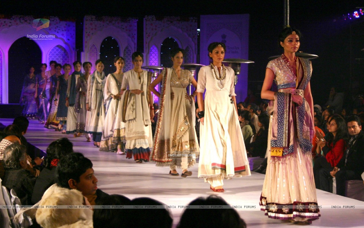 Fashion Show - HD Wallpaper 