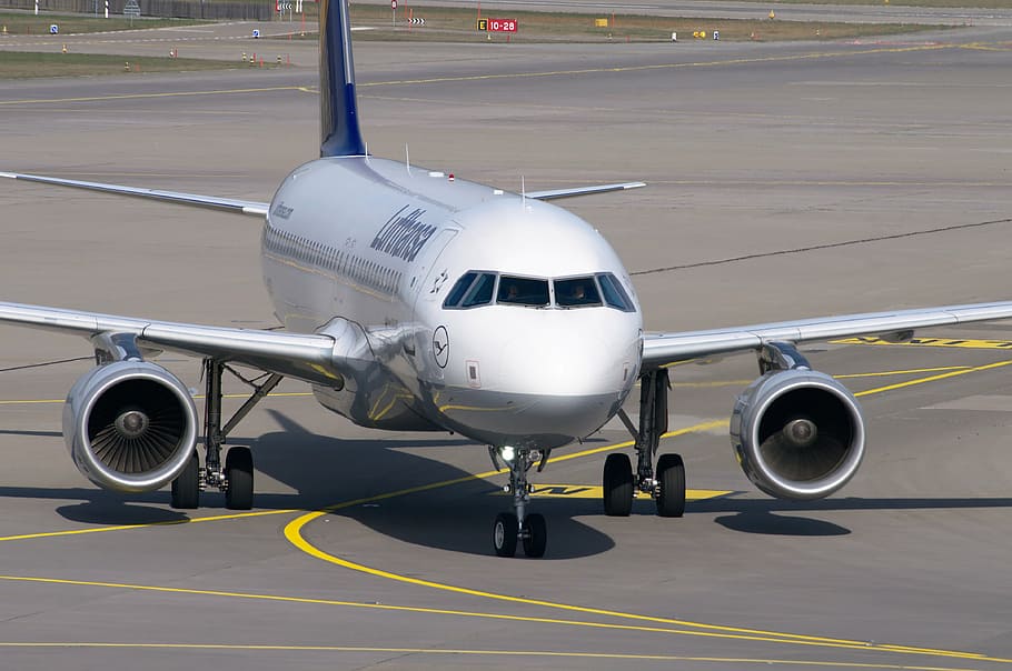 Aircraft, Lufthansa, Airport, Airbus, A320, Tarmac, - Airbus A320 Lufthansa Front View - HD Wallpaper 