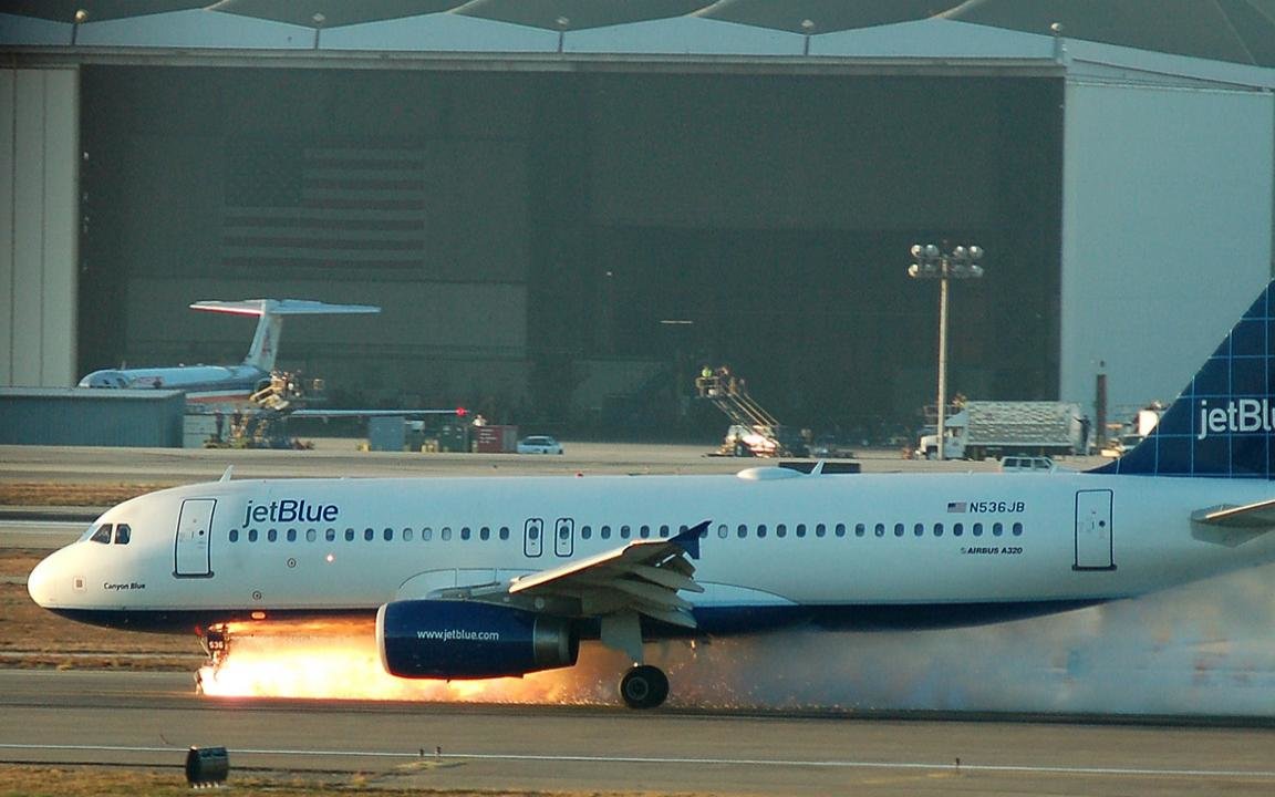 Free Airbus A320 High Quality Wallpaper Id - Airplane Forced To Make Emergency Landing - HD Wallpaper 