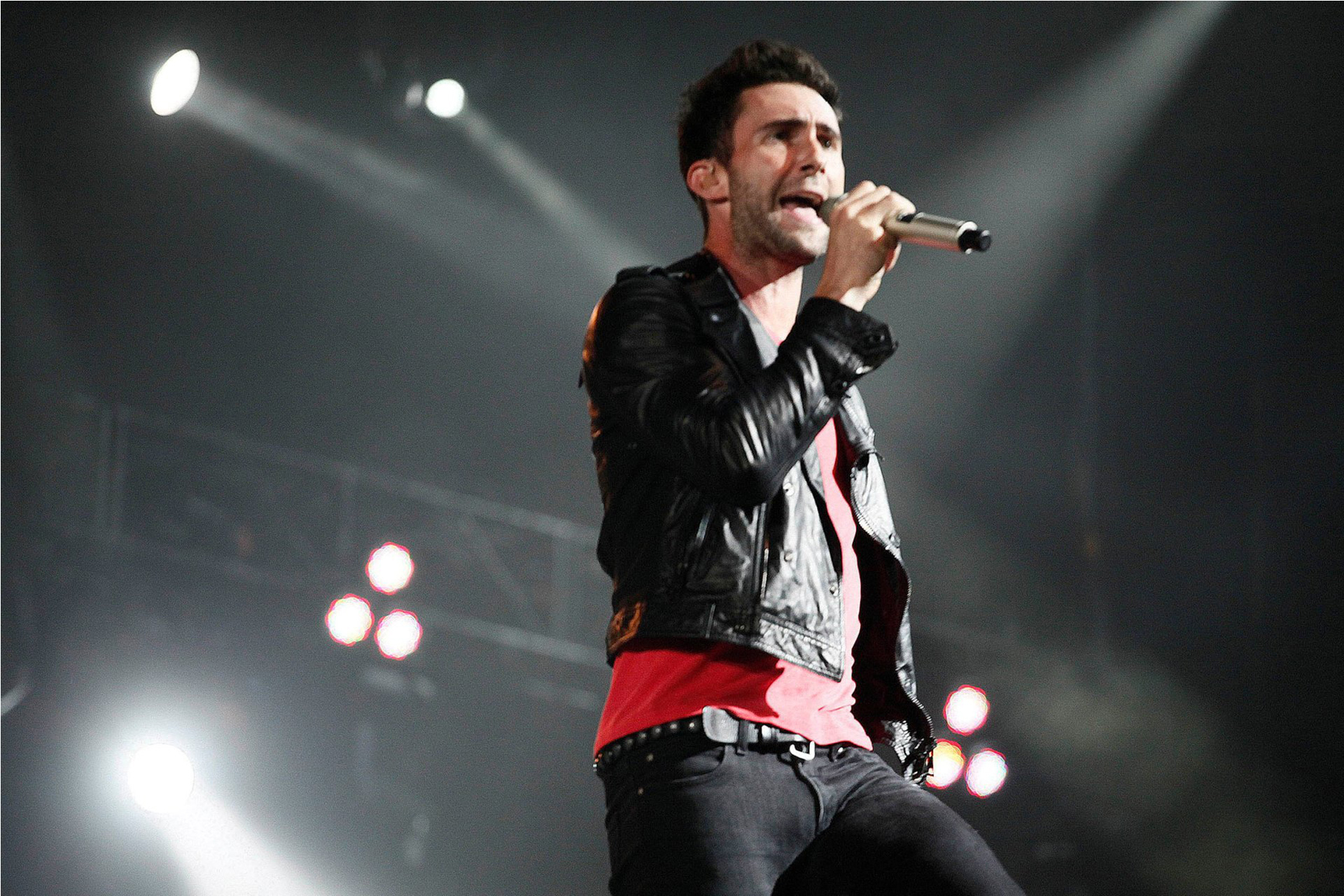 Free Adam Levine Iphone Wallpaper - Rock Concert - HD Wallpaper 