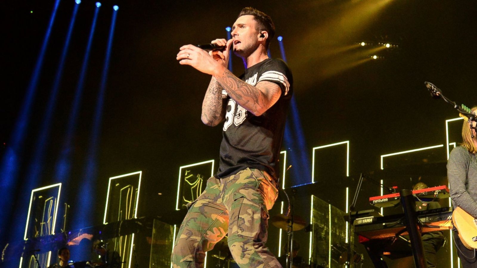Adam Levine Maroon 5 Concert - HD Wallpaper 