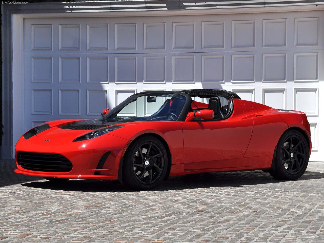 Car Wallpaper Tesla Roadster - Tesla Roadster Elon Musk Driving - HD Wallpaper 