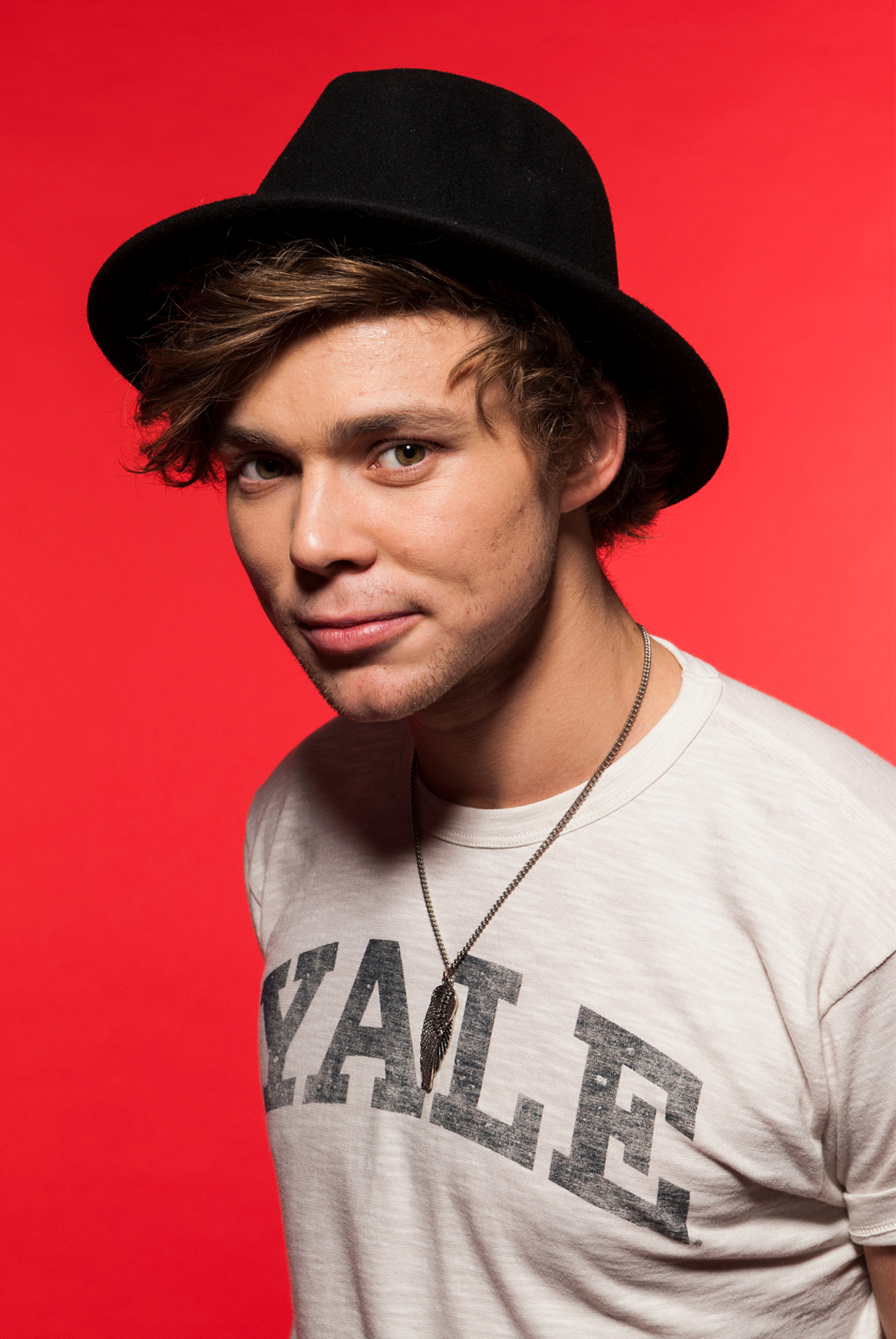 Teen Now - Ashton Irwin 2014 Photoshoot - HD Wallpaper 