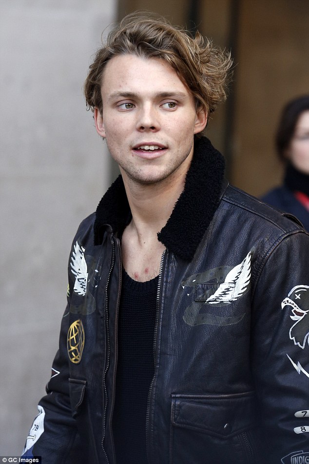 The Star Told His Followers - Ashton From 5sos 2018 - HD Wallpaper 