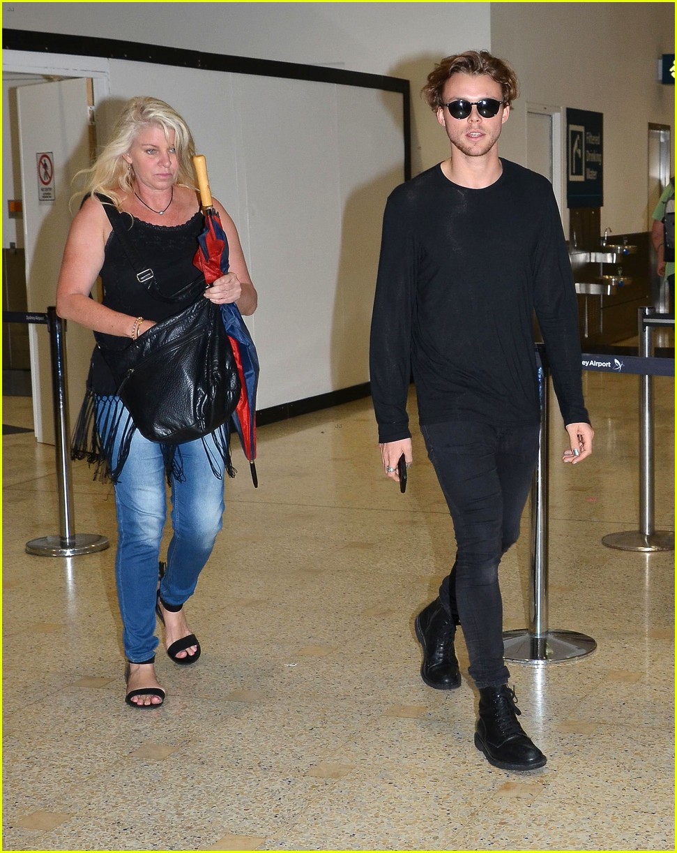 Ash At The Airport In Sydney - Ashton Irwin Home - HD Wallpaper 