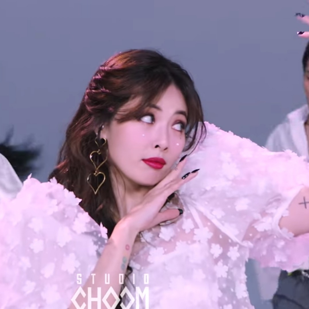 Hyuna Flower Shower Hair 1078x1078 Wallpaper Teahub Io