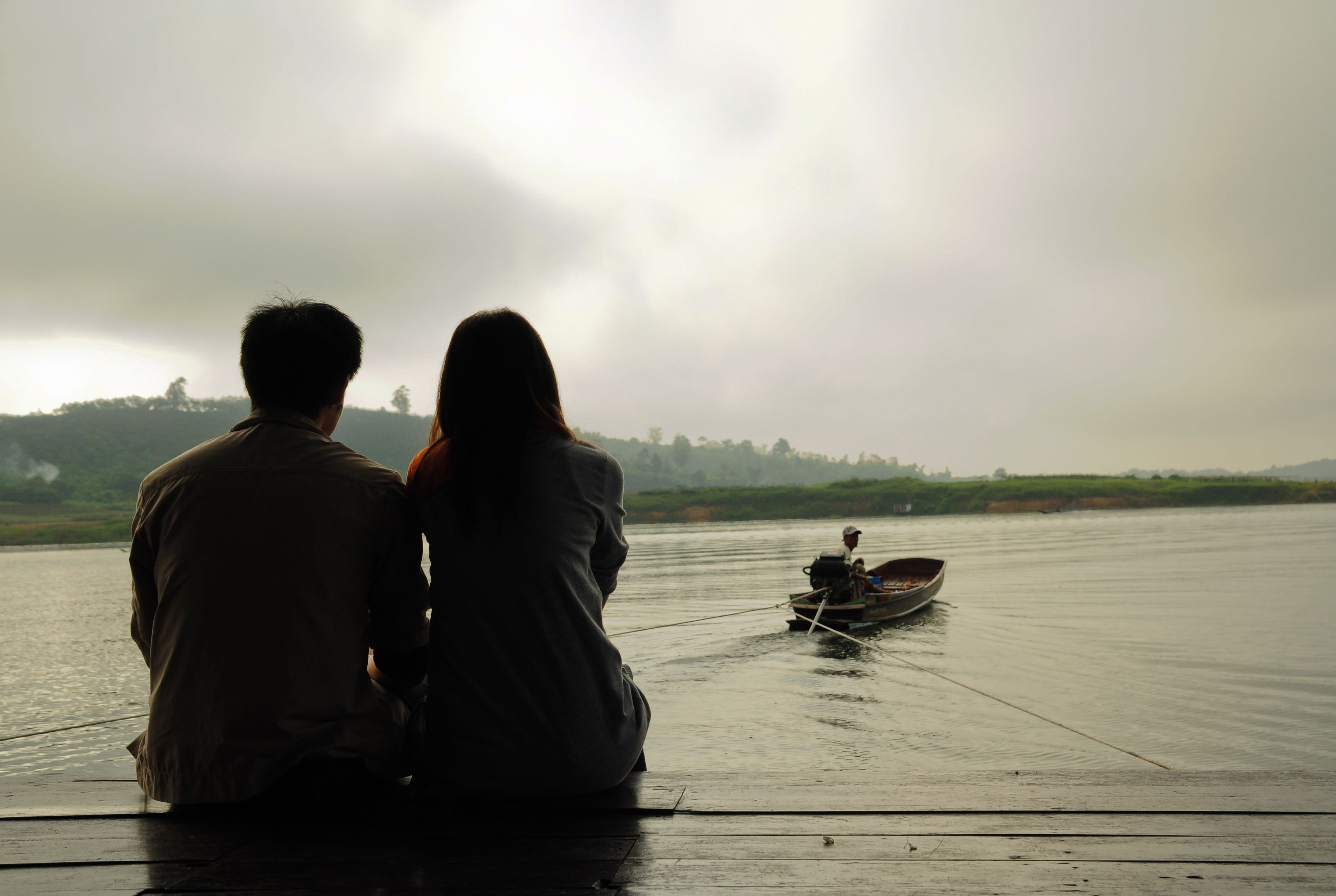 Wallpaper Couple, Love, Boat, Sea, River, Evening - Boy And Girl Sitting Alone - HD Wallpaper 