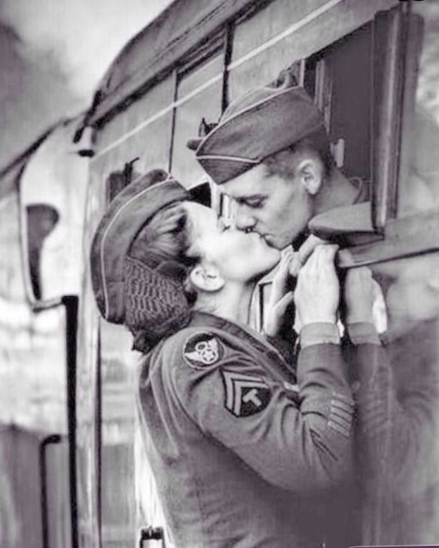 Always, Be, Couple - Soldiers Kissing On Train - HD Wallpaper 