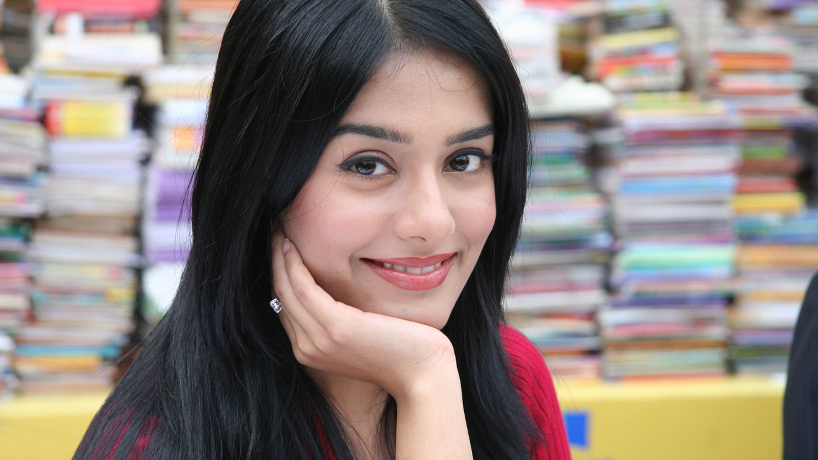 Amrita Rao Sweet Smile Wallpapers And Backgrounds - Girl - HD Wallpaper 