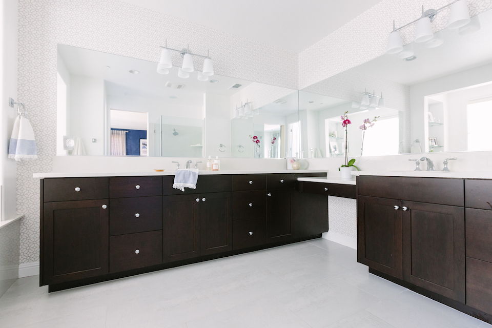 Eggshell Home Rosanna Bassford 16 Modern Bathroom Dark - Bathroom - HD Wallpaper 