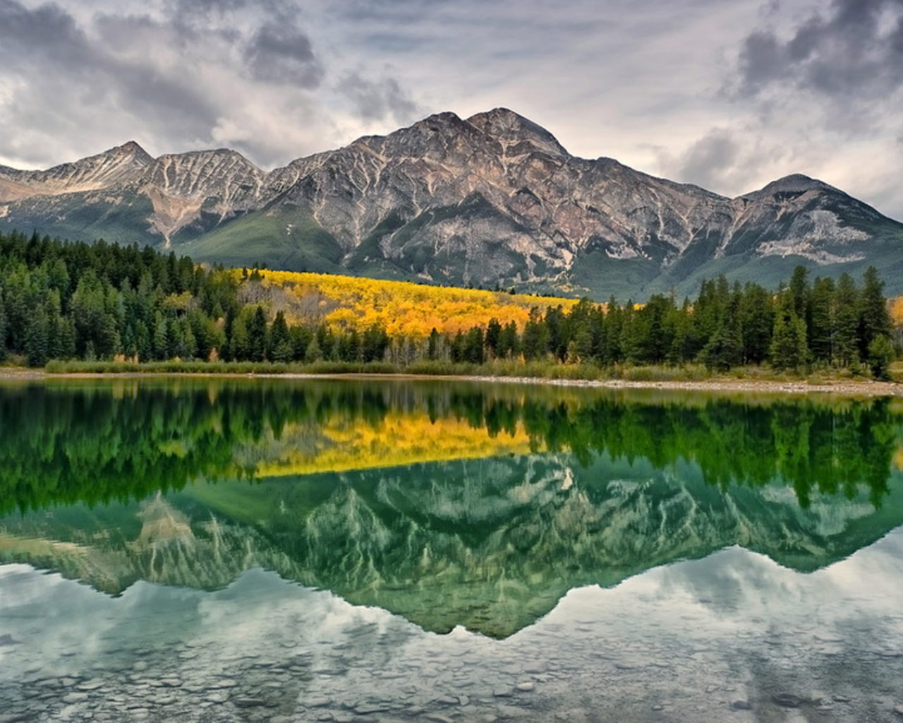 Pyramid Mountain - HD Wallpaper 