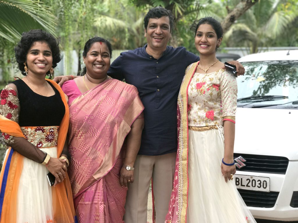 Father Saniya Iyappan Family - HD Wallpaper 