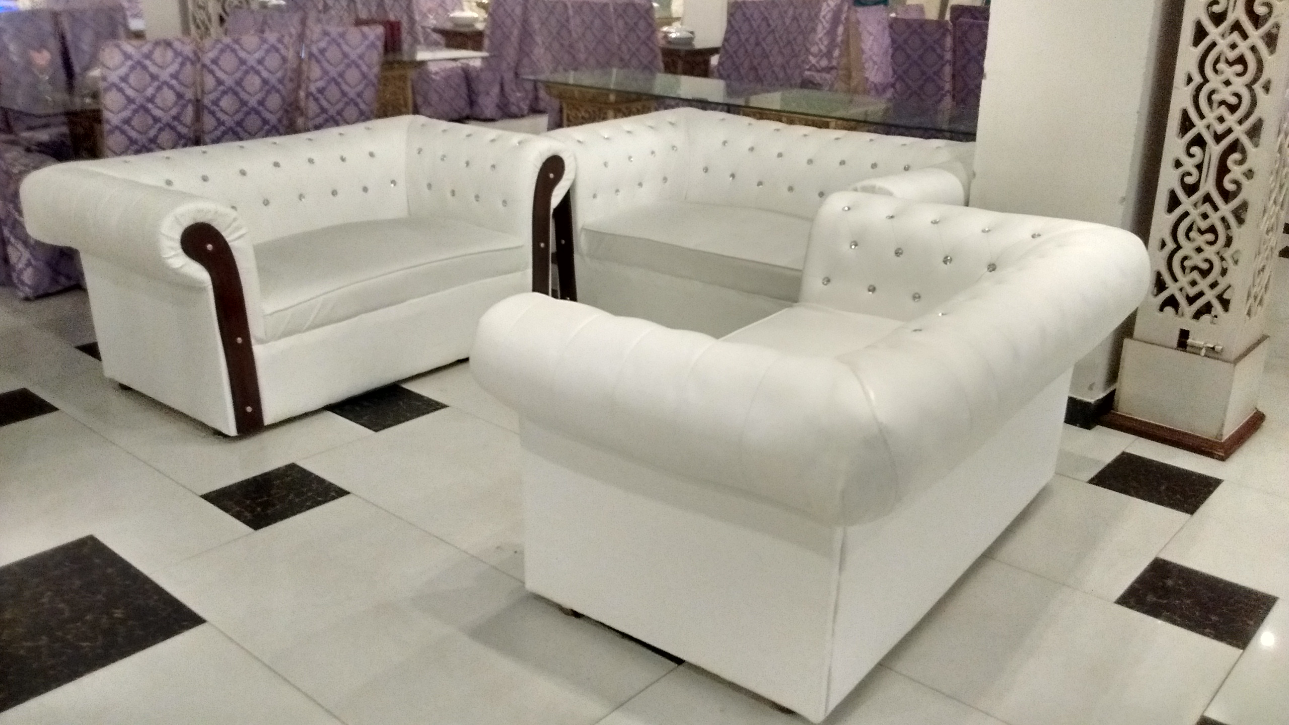 Studio Couch - HD Wallpaper 