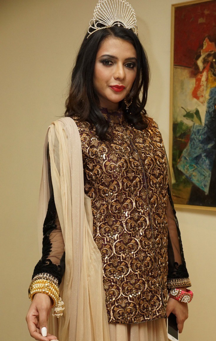 Ruhi Singh Hot And Cute Images - Ruhi Singh - HD Wallpaper 