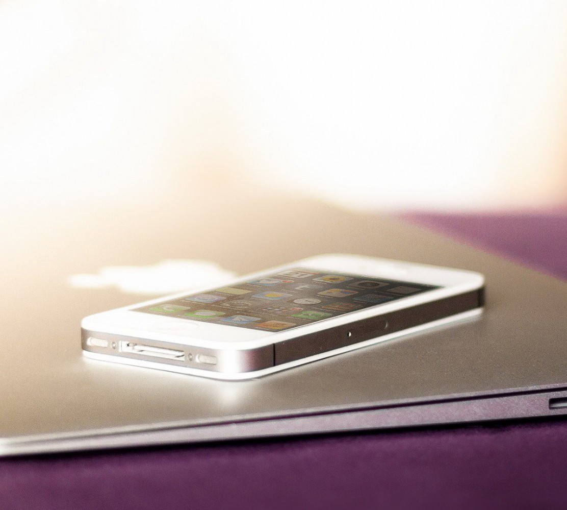 Iphone 4s And Macbook - HD Wallpaper 