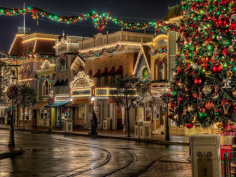 Amazing Beautiful Decoration Of Christmas Lights On - Christmas City Wallpaper Hd - HD Wallpaper 
