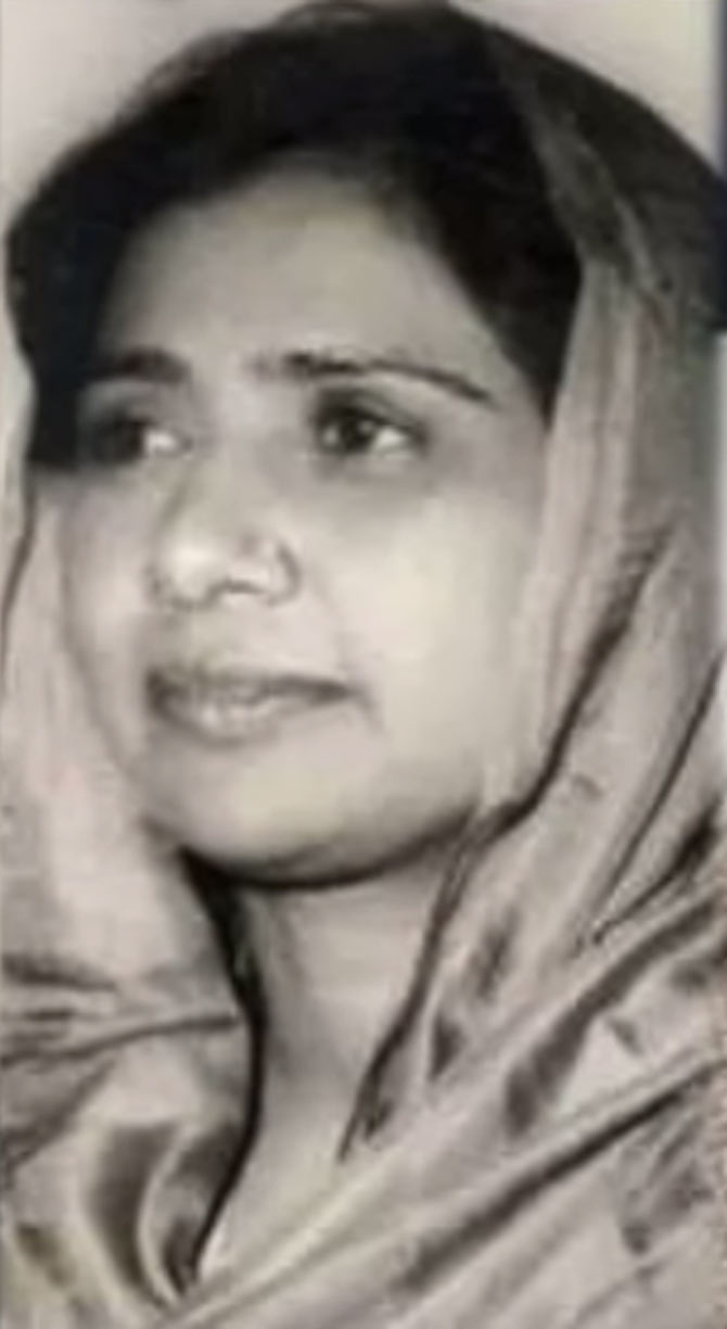 Remembering Sushma Swaraj - Young Age Photo Of Mayawati - HD Wallpaper 