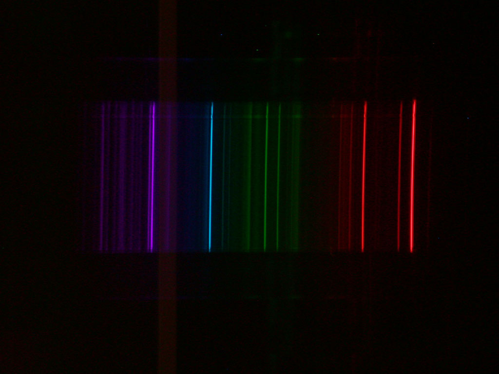 Светлые линии на темном фоне линейчатого спектра. Линейчатый спектр испускания неона. Линейчатый спектр неоновой лампы. Спектр неона цвета линейчатый. Линейчатый спектр аргона.