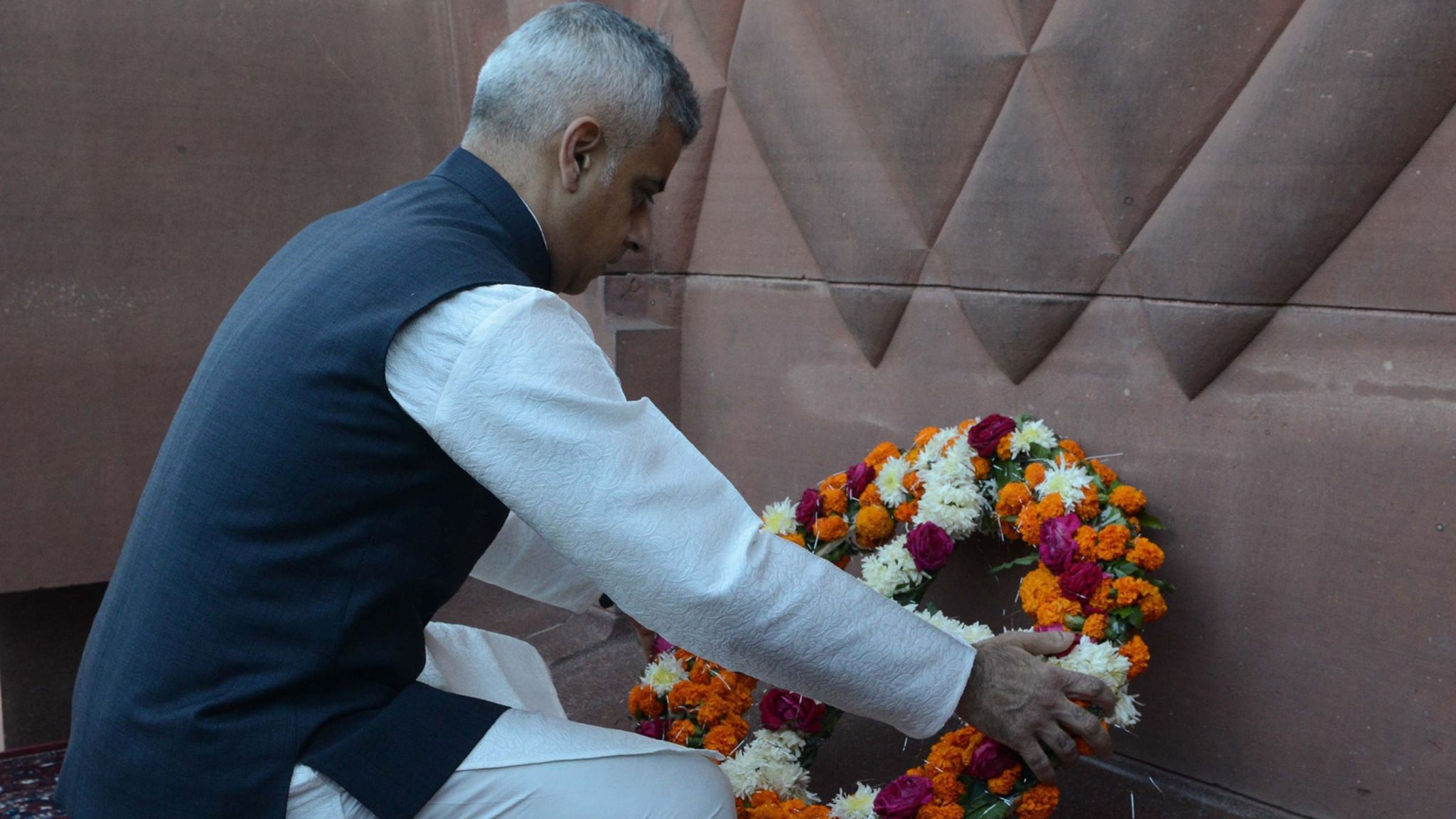 Sadiq Khan Lays A Wreath At The Jallianwala Bagh Massacre - Bouquet - HD Wallpaper 