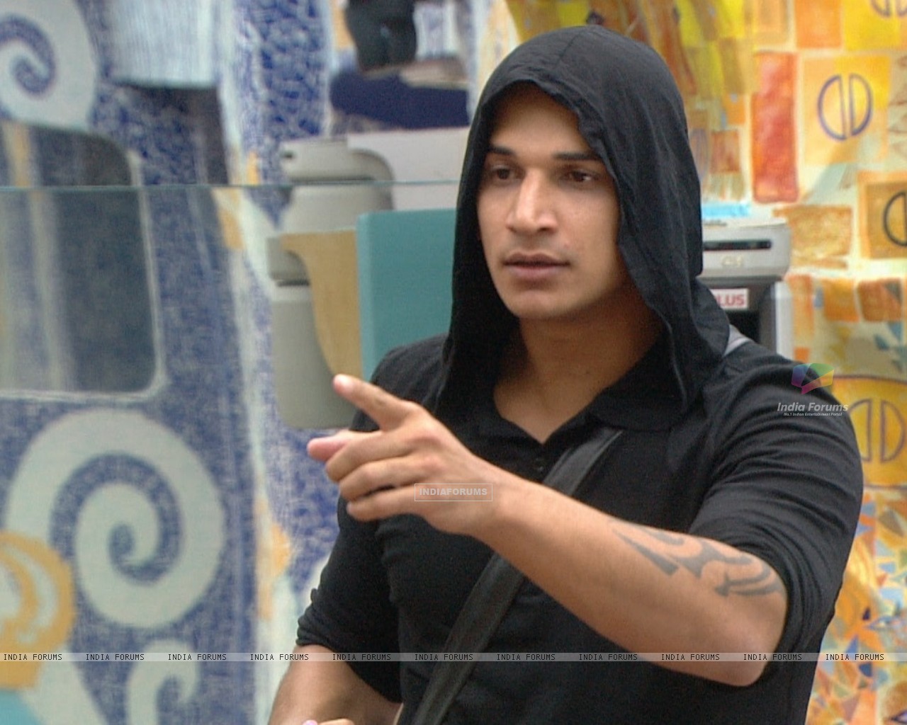 Yuvika Chaudhary Kiss - HD Wallpaper 