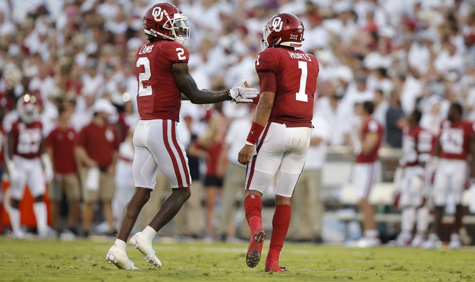 Oklahoma S Jalen Hurts Celebrates With Ceedee Lamb - Jalen Hurts Oklahoma Vs Houston - HD Wallpaper 