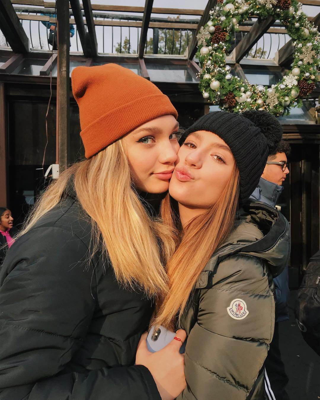 Mackenzie Ziegler And Maddie Ziegler - HD Wallpaper 