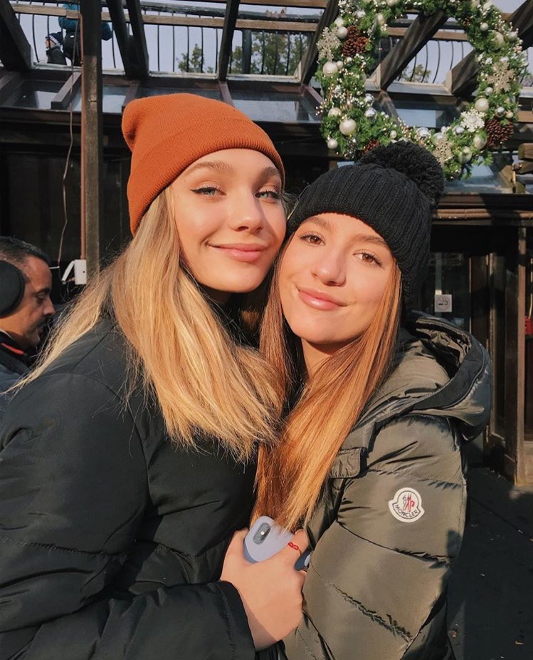 Maddie Ziegler, Kenzie Ziegler, And Mackenzie Ziegler - Maddie And Kenzie Winter - HD Wallpaper 