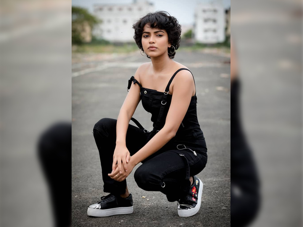 Amala Paul Short Hair - HD Wallpaper 