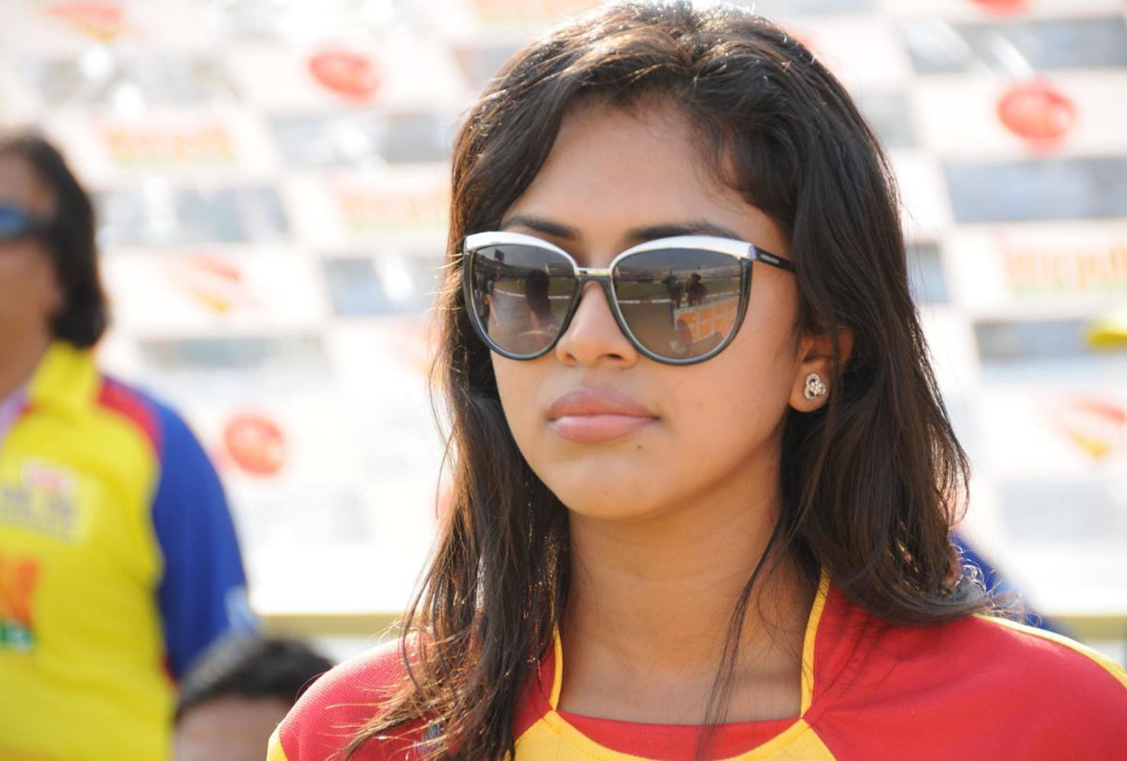 Amala Paul Wear Sunglasses High Definition Wallpapers - Kollywood Actress With Sun Glass - HD Wallpaper 