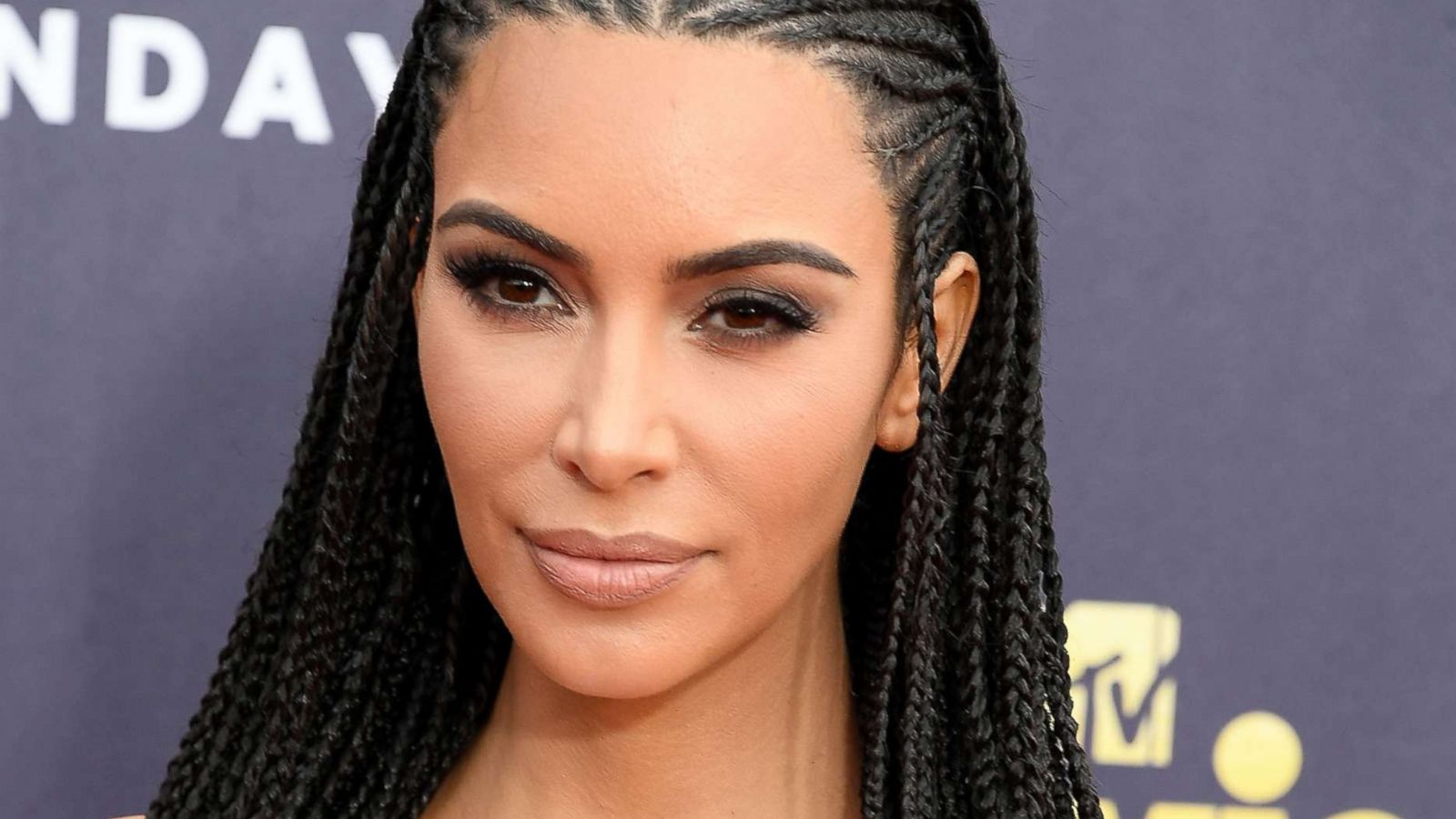 Kim Kardashian Sued For $100 Million Over Kimoji App - Kim Kardashian African Braids - HD Wallpaper 