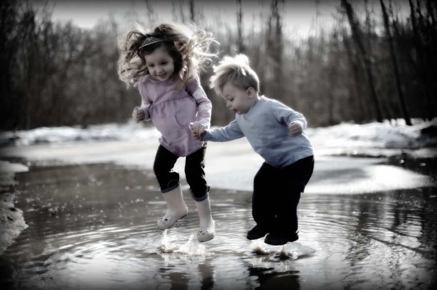 Sweet Baby Couple Wallpaper - Girl Jumping In Puddle - 900x598 Wallpaper -  