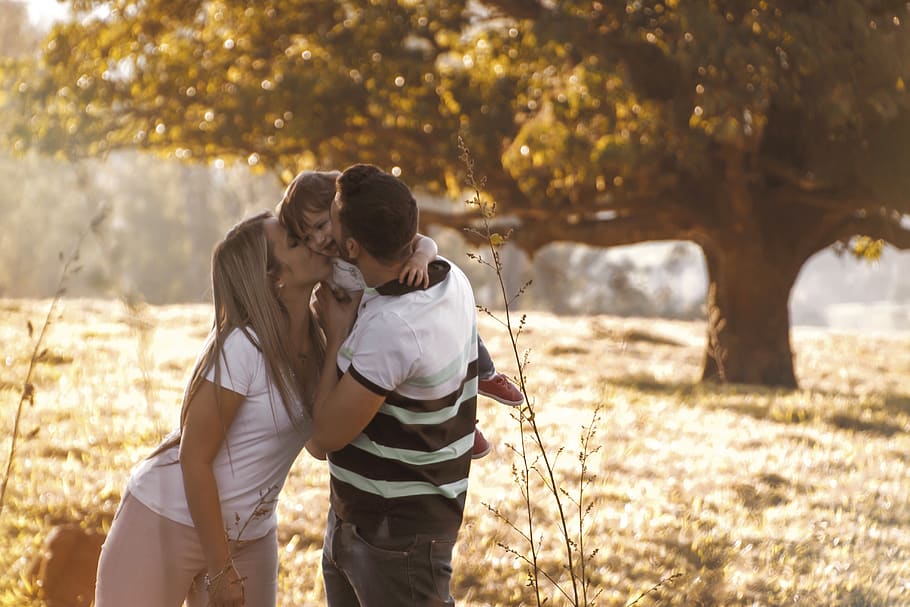 Man And Woman Kissing Baby, Child, Couple, Dad, Daughter, - Child - HD Wallpaper 