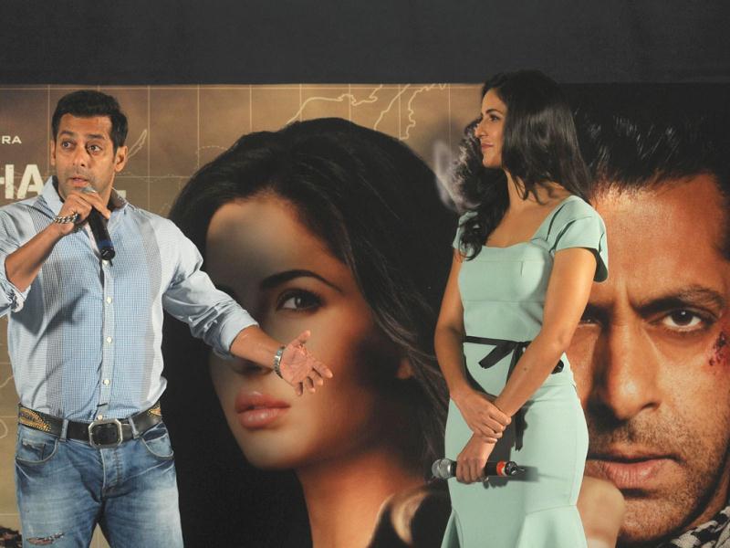 Seems Like Salman Is Making His Fans And Media Dance - Girl - HD Wallpaper 