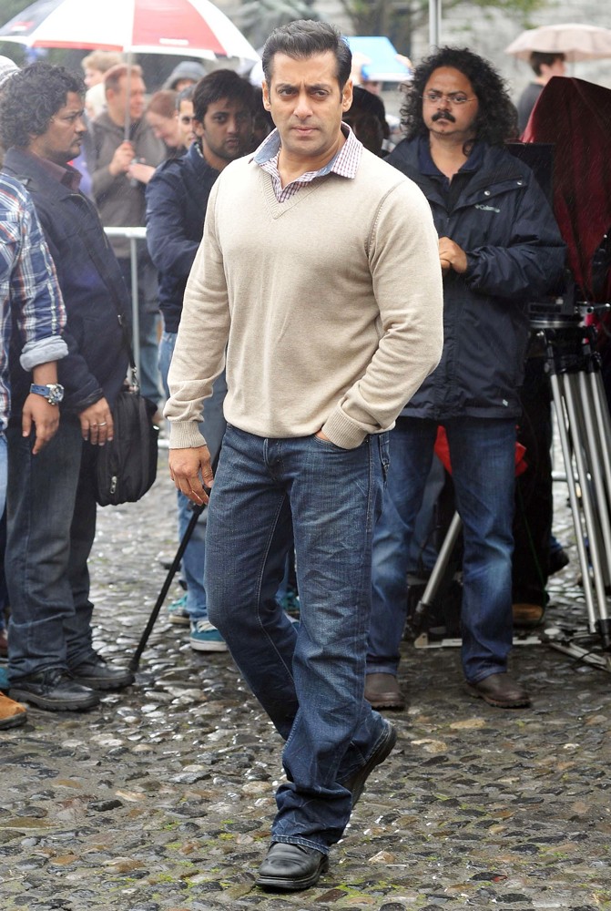 Salman Khan On Set - HD Wallpaper 