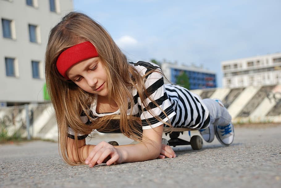 Girl Lying On Skateboard On Outdoors, Beautiful Girl, - 可愛い 中学生 - HD Wallpaper 