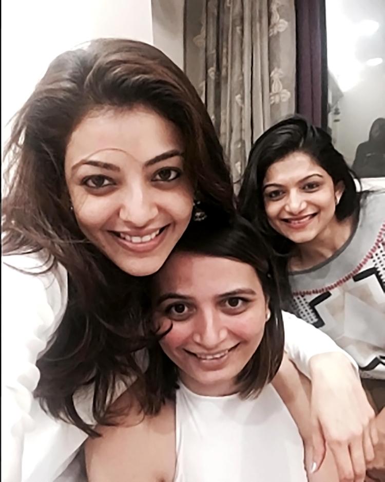 Kajal Aggarwal Spends Some Personal Moment With Her - Kajal Agarwal With Friend - HD Wallpaper 
