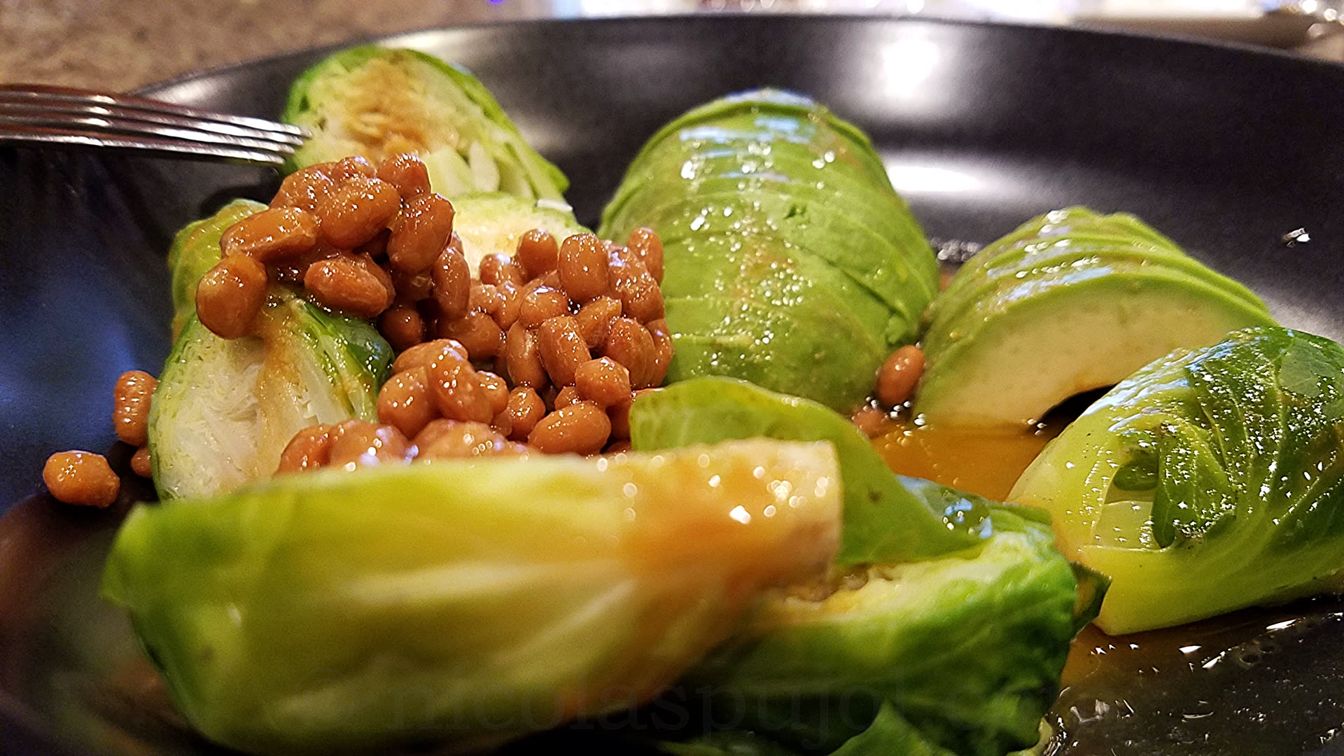 Natto, Avocado And Brussels Sprouts In Spicy Wasabi - Brussels Sprout - HD Wallpaper 