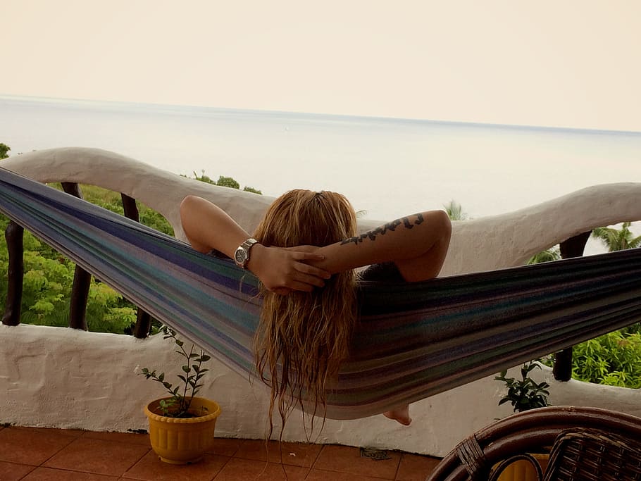 Relax, Enjoy Life, Pinay, Filipina, Hamac, Porch, Balcony, - Vaizdai Jūra Palmės Hamakas - HD Wallpaper 