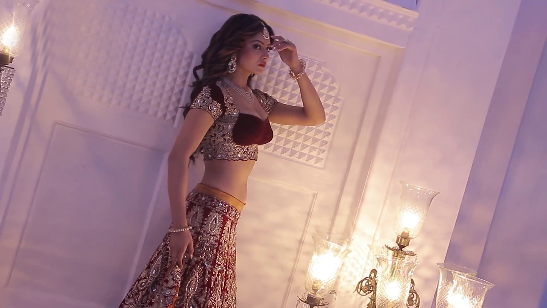 Urvashi Rautela Indian Actress Wallpapers - Girl - HD Wallpaper 