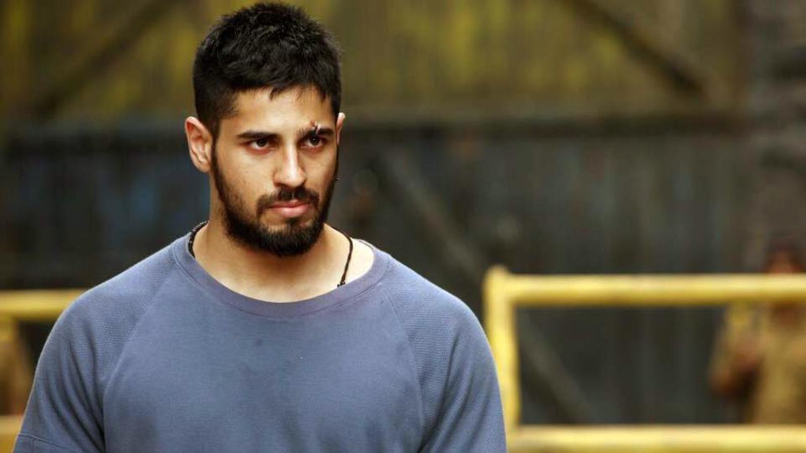 Sidharth Malhotra In Brothers Movie Hd Wallpaper - Shahrukh Khan And Sidharth Malhotra - HD Wallpaper 