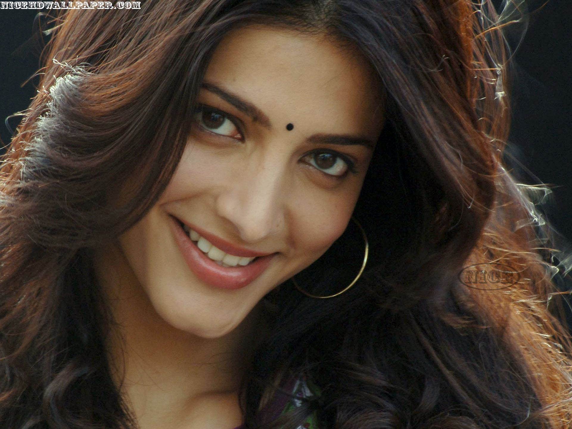 Shruti Hassan Indian Bollywood Hot Actress Wallpapers - Shruti Hassan Cute Smile Hd - HD Wallpaper 