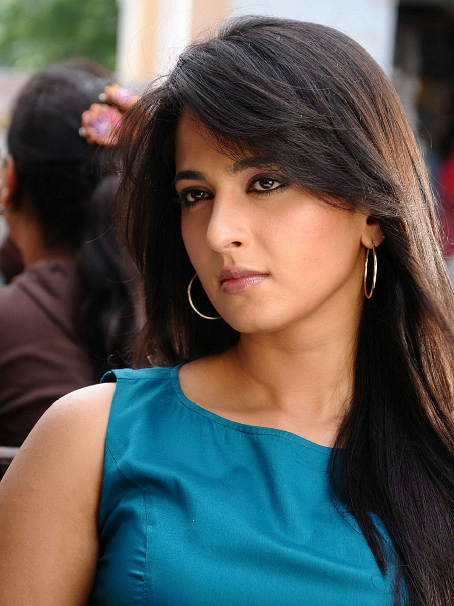 Anushka Shetty In Ragada - HD Wallpaper 