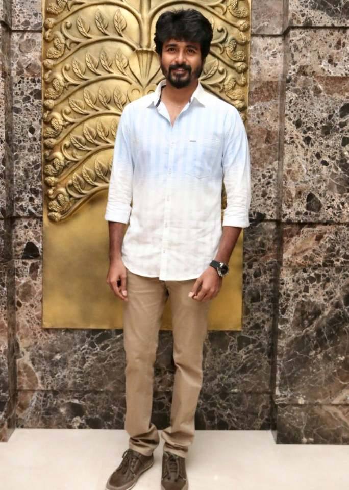 Sivakarthikeyan In Orange Dress - HD Wallpaper 