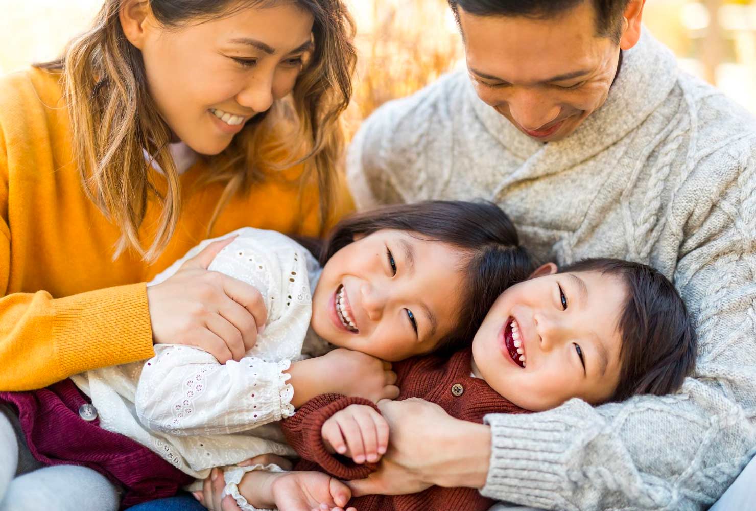 Christmas Photo Ideas Cuddle Siblings - Family - HD Wallpaper 