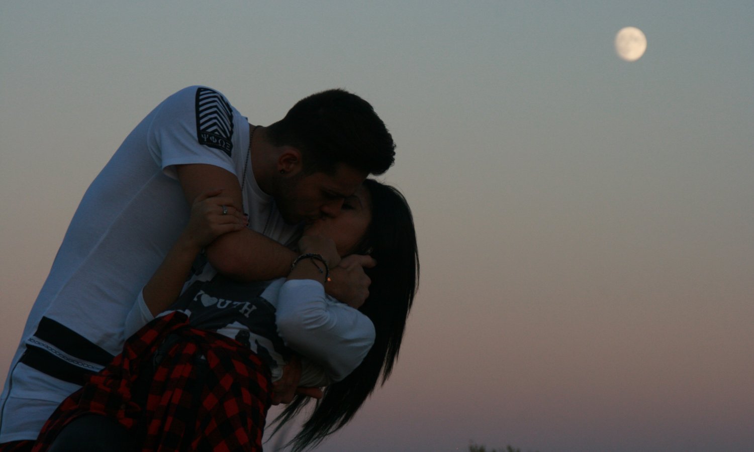 Man Kissing Woman On The Moon - HD Wallpaper 