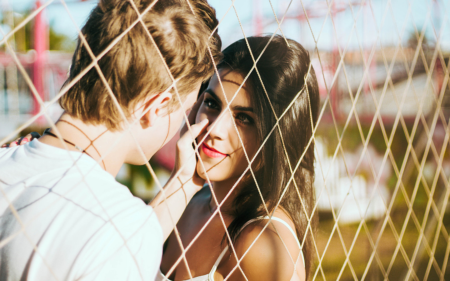 Couple Love At Fence - HD Wallpaper 